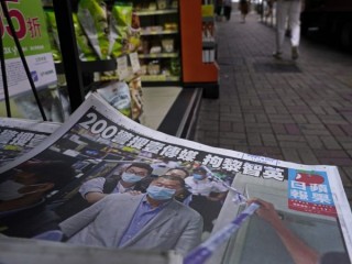 Các bản sao của tờ Apple Daily với các trang nhất có hình ông trùm truyền thông Hồng Kông Jimmy Lai, được bày bán tại một quầy báo ở Hồng Kông, Thứ Ba, ngày 11 tháng 8 năm 2020. (Nguồn: Vincent Yu / AP)