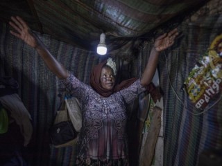 Chị Amsale Hailemariam, của hai đứa trẻ, một người giúp việc gia đình bị mất việc vì virus coronavirus, đang đứng trong căn lều nhỏ của mình ở thủ đô Addis Ababa, Ethiopia vào thứ Sáu, ngày 26 tháng 6 năm 2020. (Ảnh: Mulugeta Ayene / AP)