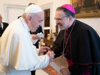 Đức Giáo hoàng Phanxicô chào đón Đức Giám mục John E. Stowe Địa phận Lexington, Ky., trong cuộc tiếp kiến các Giám mục Hoa Kỳ đến từ Khu vực IV và V thực hiện chuyến thăm "ad limina" của họ tới Vatican, ngày 3 tháng 12 năm 2019.  Các khu vực bao gồm Đặc khu Columbia, Delaware, Maryland, Virginia, Quần đảo Virgin thuộc Hoa Kỳ, Tây Virginia, các Tổng Giáo Phận Quân Đội Hoa Kỳ, Louisiana, Alabama, Kentucky, Mississippi và Tennessee. (Ảnh CNS / Truyền thông Vatican)