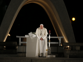 ĐTC Phanxicô tham gia vào một khoảnh khắc im lặng trong cuộc họp vì hòa bình tại Đài tưởng niệm Hòa bình Hiroshima ở Hiroshima, Nhật Bản, ngày 24 tháng 11 năm 2019. Trong thông điệp của mình cho Ngày Thế giới Hòa bình 1 tháng Giêng, ĐTC Phanxicô nói rằng thế giới không cần hơn những lời trống rỗng, nó cần những nhà hòa bình tích cực và cam kết. (Ảnh CNS / Paul Haring)