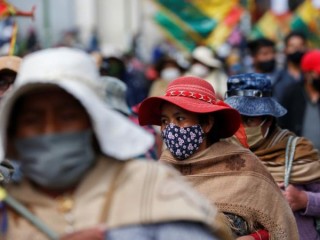 Mọi người tham gia vào một cuộc biểu tình ngày 14 tháng 7 năm 2020 ở La Paz, Bolivia, do các công đoàn công nhân Bolivia kêu gọi, yêu cầu kích hoạt lại nền kinh tế của các ngành của họ trong đại dịch coronavirus. (Nguồn: Tín dụng: David Mercado / Reuters)