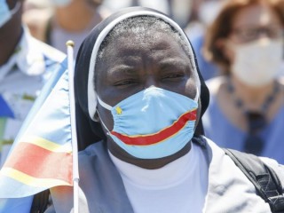 Một nữ tu đeo mặt nạ bảo vệ trong màu sắc của Cộng hòa Dân chủ Congo, trong buổi cầu nguyện Angelus được Đức Giáo hoàng Phanxicô cử hành từ cửa sổ phòng thu của ông nhìn ra Quảng trường Thánh Peter tại Vatican, Chủ nhật, ngày 28 tháng 6 năm 2020. (Ảnh: Riccardo De Luca / AP)