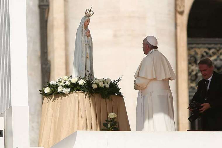 Đức Thánh Cha Phanxicô cầu nguyện trước Đức Mẹ Fatima ngày 13 tháng 5 năm 2015 (Ảnh: Daniel Ibanez / CNA)