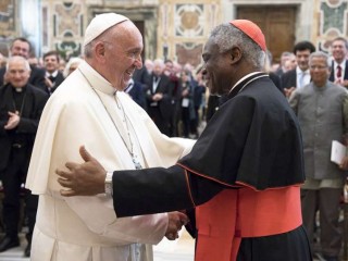 Đức Giáo Hoàng Phanxicô và Đức Hồng Y Peter Turkson, Thánh Bộ Cổ võ sự Phát triển Con người Toàn diện, tại Vatican, ngày 10 tháng 11 năm 2017. (Ảnh: L'Osservatore Romano)