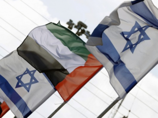 Trong ảnh tập tin này, cờ của Israel và Các Tiểu vương quốc Ả Rập Thống nhất xếp trên một con đường ở thành phố ven biển Netanya của Israel, vào ngày 16 tháng 8 năm 2020. (Ảnh: JACK GUEZ / AFP)