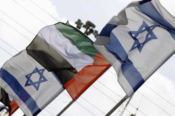 Trong ảnh tập tin này, cờ của Israel và Các Tiểu vương quốc Ả Rập Thống nhất xếp trên một con đường ở thành phố ven biển Netanya của Israel, vào ngày 16 tháng 8 năm 2020. (Ảnh: JACK GUEZ / AFP)