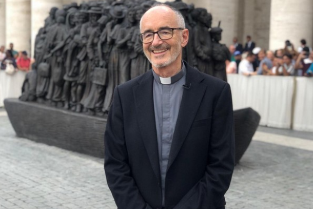 Hồng y Michael Czerny trước tác phẩm điêu khắc 'Angels Unawares' của những người di cư tại Quảng trường Thánh Peter ở Vatican. (Ảnh: Wikipedia)