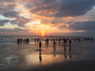 Hoàng hôn ở bãi biển Varkala ở Kerala, Ấn Độ, năm 2018. (Ảnh: UCA News)