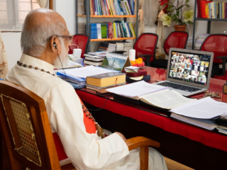 Hồng y George Alencherry, tổng giám mục chính của Nhà thờ Syro-Malabar theo nghi thức phương Đông, tham dự thượng hội đồng trực tuyến đầu tiên của nó, kết thúc vào ngày 22 tháng 8. (Ảnh cung cấp)