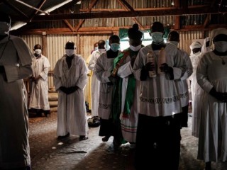 Các thành viên của Hội Legio Mariae tham dự Thánh lễ tại một Nhà thờ ở khu ổ chuột Kebera của Nairobi ngày 26 tháng 7 năm 2020 (AFP hoặc người cấp phép)