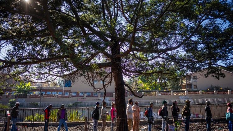 Người dân, bị đe dọa bởi tình trạng mất an ninh lương thực trong thời gian chờ đợi đại dịch tại điểm kiếm ăn do một nhà thờ địa phương ở Johannesburg, Nam Phi (ANSA) tổ chức