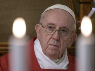 Đức Thánh Cha Phanxicô trước Thánh Thể, ngày 14 tháng 5 năm 2020 (Ảnh: ANSA)