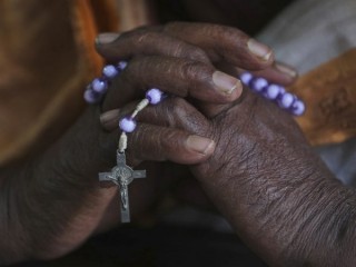 Một phụ nữ Công giáo cầm tràng hạt và cầu nguyện vào Thứ Tư Lễ Tro tại Nhà thờ Thánh Mary ở Hyderabad, Ấn Độ, Thứ Tư, ngày 26 tháng 2 năm 2020. (Ảnh: Mahesh Kumar A./AP)