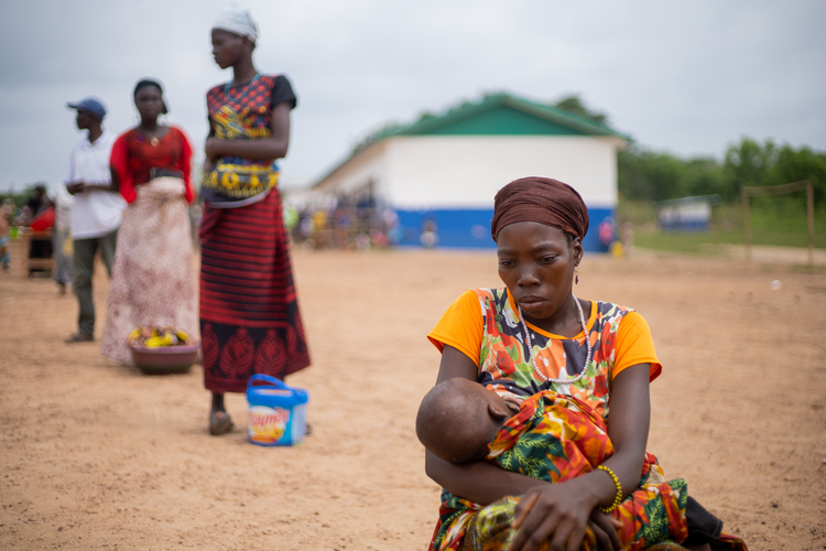 Mariatu Sankoh tham gia phân phối thực phẩm của Dịch vụ Cứu trợ Công giáo ở Sierra Leone (ảnh: Ronnie Larry Tucker / CRS)