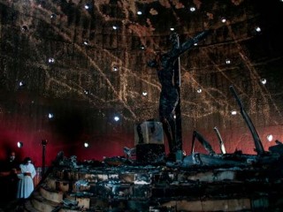 Một linh mục và một nữ tu cầu nguyện bên cạnh hình ảnh "Máu của Chúa Kitô" sau một vụ hỏa hoạn đã thiêu rụi nó tại Nhà thờ ở Managua vào ngày 31 tháng 7 năm 2020 (Ảnh: Oswaldo RIVAS / POOL / AFP)