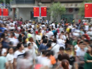 Đám đông ở Thâm Quyến, Trung Quốc. Tín dụng: Shutterstock