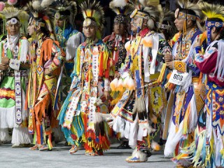 Các vận động viên nhảy cỏ tại National Pow Wow năm 2007, Canada. (Ảnh của Cynthia Frankenburg / Smithsonian Institute)