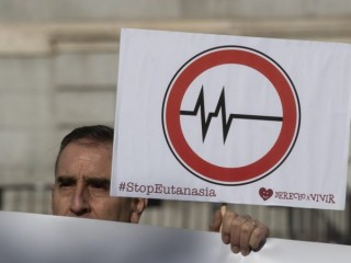 Trong một bức ảnh hồ sơ, một người biểu tình từ nhóm Derecho a Vivir ủng hộ sự sống Derecho a Vivir đứng bên ngoài quốc hội Tây Ban Nha ở Madrid, Tây Ban Nha, Thứ Ba, ngày 11 tháng 2 năm 2020. (Nguồn: Paul White / AP)