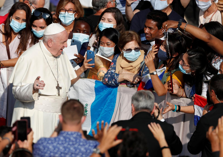 Giáo hoàng Francis chào đón đám đông khi ông đến dự khán chung của mình ở sân San Damaso tại Vatican ngày 16 tháng 9 năm 2020. (Ảnh CNS / Yara Nardi, Reuters)