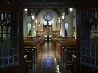 Một người quay phim quay phim Cha Kevin Kennedy tại bàn thờ tại Nhà thờ Công giáo Thánh Gabriel ở Washington, D.C., vào ngày 11 tháng 7, cho một Thánh lễ được truyền trực tiếp. (Ảnh CNS / Tyler Orsburn)