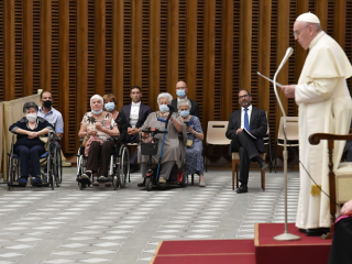 Đức Thánh Cha Phanxicô phát biểu trong cuộc họp ngày 11 tháng 9 năm 2020 với các thành viên của Hiệp hội Ung thư Phụ khoa Quốc tế tại phòng tiếp kiến của Đức Phaolô VI tại Vatican. Tổ chức thúc đẩy nghiên cứu và giáo dục "để tăng cường chăm sóc phụ nữ bị ung thư phụ khoa trên toàn thế giới." (Ảnh CNS / Vatican Media)