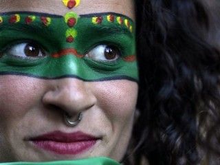 Một phụ nữ tham dự cuộc biểu tình ủng hộ việc hủy bỏ phá thai, bên ngoài đại sứ quán Argentina ở Quito, Ecuador, Thứ Tư, ngày 8 tháng 8 năm 2018. (Nguồn: Dolores Ochoa / AP)