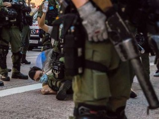 Gần 100 người đã bị cảnh sát Hồng Kông bắt giữ vào ngày 6 tháng 9 khi các nhân viên chống bạo động lao vào những người biểu tình đòi dân chủ phản đối việc hoãn bầu cử địa phương. (Ảnh: AFP)