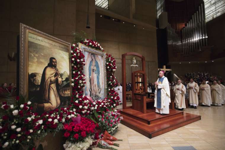 Đức Tổng Giám mục Jose Gomez của Los Angeles tôn kính một bức ảnh của Đức Mẹ Guadalupe trong khi đọc Thánh lễ tại Nhà thờ Đức Mẹ Các Thiên thần, ngày 12 tháng 12 năm 2017. Nguồn: Tổng giáo phận Los Angeles.