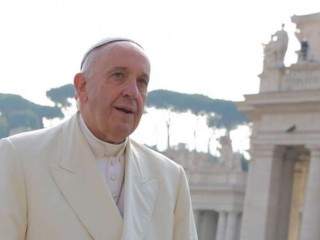 Hình ảnh Giáo hoàng Francis tại Quảng trường Thánh Peter ngày 16 tháng 3 năm 2016. Nguồn: Daniel Ibáñez / CNA.