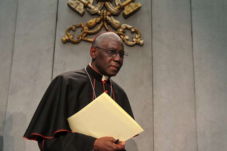 Hồng y Robert Sarah, tổng trưởng Bộ Phụng tự và Kỷ luật Bí tích, tại Vatican, ngày 10 tháng 2 năm 2015. Nguồn: Bohumil Petrik / CNA)