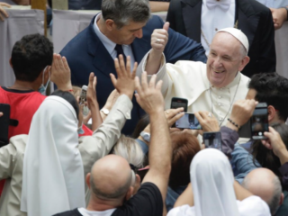 Đức Thánh Cha Phanxicô tại buổi tiếp kiến chung của ngài ở sân San Damaso tại Vatican, ngày 23 tháng 9 năm 2020. Nguồn ảnh: Pablo Esparza / EWTN News)