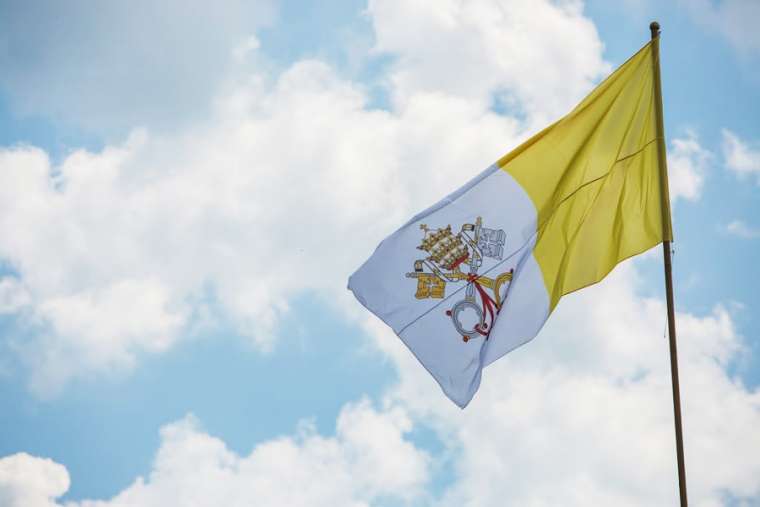 Quốc kỳ Vatican (Ảnh: Andreas Duren / CNA)
