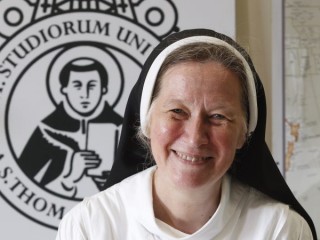 Nữ tu Đa Minh Helen Alford, phó hiệu trưởng Đại học Giáo hoàng St. Thomas Aquinas của Rôma, trả lời phỏng vấn tại trường đại học này vào ngày 10 tháng 9 năm 2020. Sơ Alford là thành viên mới nhất của Học viện Giáo hoàng về Khoa học Xã hội. (Nguồn: CNS photo / Robert Duncan)