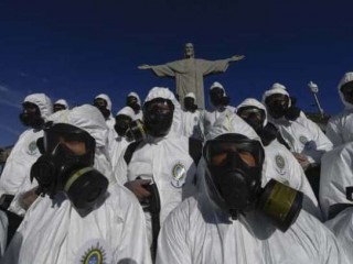 Các binh sĩ được nhìn thấy trong quá trình tẩy uế tượng Chúa Cứu Thế ở núi Corcovado trước khi khai trương điểm du lịch vào ngày 15 tháng 8 ở Rio de Janeiro, Brazil. (Ảnh: AFP)