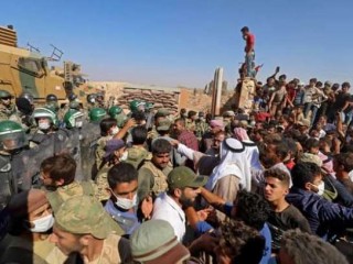 Các thành viên của quân đội Thổ Nhĩ Kỳ chặn người biểu tình Syria phản đối việc một số thành phố rơi vào tay chính phủ Syria kiểm soát, trước trạm kiểm soát của Thổ Nhĩ Kỳ tại căn cứ al-Mastumah, cách thành phố Idlib ở Tây Bắc Syria khoảng 7Km về phía nam vào ngày 18 tháng 9 năm 2020 . (Ảnh: Abdulaziz KETAZ / AFP)