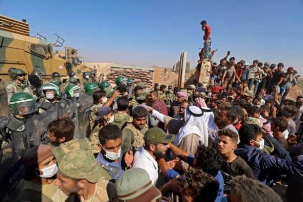 Các thành viên của quân đội Thổ Nhĩ Kỳ chặn người biểu tình Syria phản đối việc một số thành phố rơi vào tay chính phủ Syria kiểm soát, trước trạm kiểm soát của Thổ Nhĩ Kỳ tại căn cứ al-Mastumah, cách thành phố Idlib ở Tây Bắc Syria khoảng 7Km về phía nam vào ngày 18 tháng 9 năm 2020 . (Ảnh: Abdulaziz KETAZ / AFP)