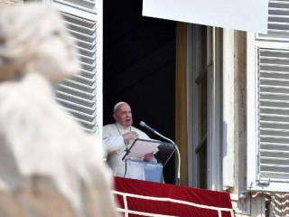 Giáo hoàng Francis phát biểu trong buổi cầu nguyện Angelus hàng tuần của mình từ cung điện của tông tòa nhìn ra Quảng trường Thánh Peter ở Vatican vào ngày 13 tháng 9. (Ảnh: AFP)