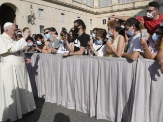 Đức Thánh Cha Phanxicô chào đón các tín hữu vào đầu buổi Tiếp kiến Chung hôm Thứ Tư. Bắt đầu từ tuần trước, các cuộc Đại yết kiến đã được tổ chức tại sân San Damaso tại Vatican (Truyền thông Vatican)