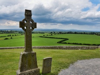 Một cây thánh giá cao tại Rock of Cashel ở Tipperary, Ireland. (Nguồn: Pixabay.)