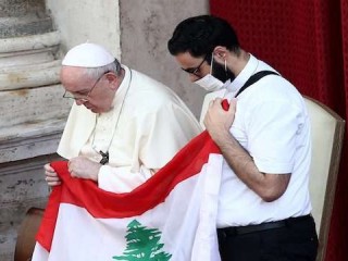Giáo hoàng Francis và Georges Breidi, một linh mục Lebanon, cầm cờ Lebanon khi họ cầu nguyện trong buổi tiếp kiến công chúng tại sân San Damaso ở Vatican vào ngày 2 tháng 9 năm 2020. (Ảnh của UPDATE IMAGES PRESS / Isabella Bonotto / MaxPPP)