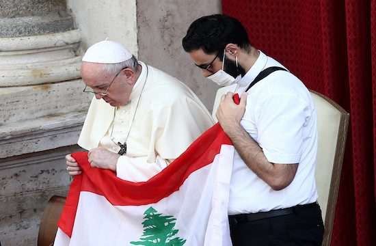 Giáo hoàng Francis và Georges Breidi, một linh mục Lebanon, cầm cờ Lebanon khi họ cầu nguyện trong buổi tiếp kiến công chúng tại sân San Damaso ở Vatican vào ngày 2 tháng 9 năm 2020. (Ảnh của UPDATE IMAGES PRESS / Isabella Bonotto / MaxPPP)