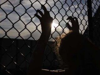 Những kẻ buôn người đang tích cực sử dụng không gian mạng để dụ thanh niên thông qua trò chuyện và các cuộc gọi lừa đảo. (Ảnh: Unsplash)