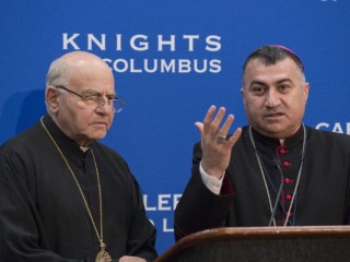 Tổng giám mục Công giáo Chaldean Bashar Warda của Irbil, Iraq, cử chỉ cùng với Tổng giám mục Melkite Jean-Clement Jeanbart của Aleppo, Syria, trong một cuộc họp báo ngày 4 tháng 8 tại Hội nghị tối cao lần thứ 133 của Hiệp sĩ Columbus ở Philadelphia (Ảnh: Matthew Barrick / Tổ chức Hiệp sĩ Columbus)