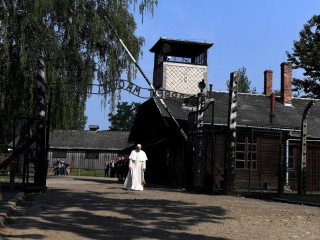 Đức Thánh Cha Phanxicô bước qua cổng trại Auschwitz trong im lặng trong chuyến thăm trại tử thần của Đức Quốc xã trước đây ở Ba Lan (Ảnh: EPISKOPAT NEWS)