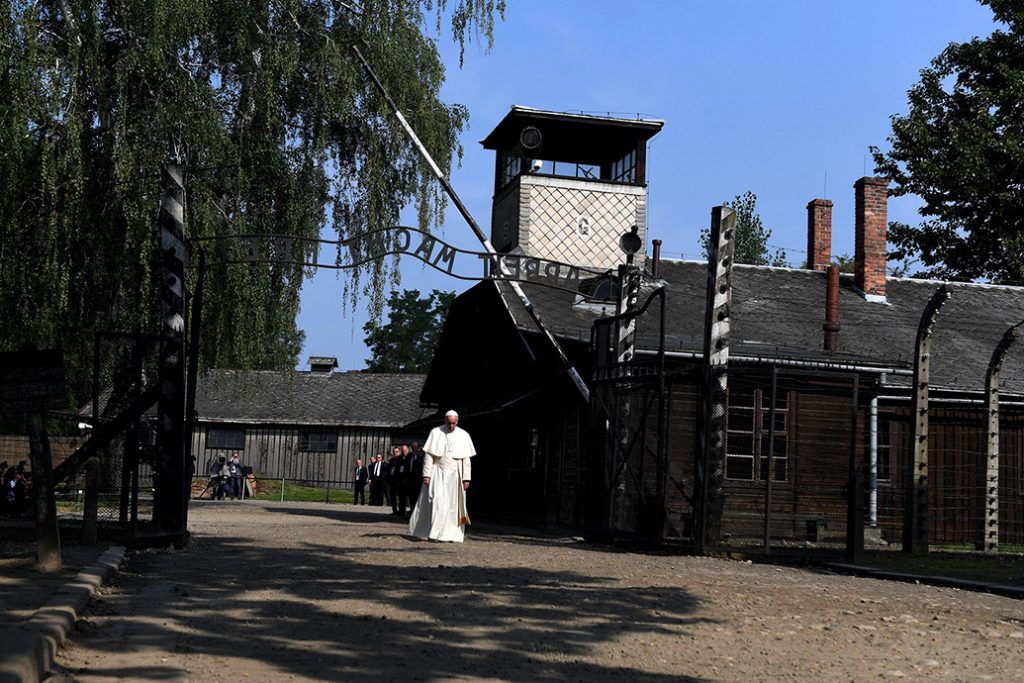 Đức Thánh Cha Phanxicô bước qua cổng trại Auschwitz trong im lặng trong chuyến thăm trại tử thần của Đức Quốc xã trước đây ở Ba Lan (Ảnh: EPISKOPAT NEWS)