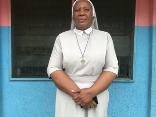Sơ Matilda Iyang chụp ảnh bên ngoài tại Nhà trẻ em Mother Charles Walker vào ngày 7 tháng 10 năm 2020, tại tu viện Handmaids of the Holy Child Jesus ở Uyo, Nigeria. Kể từ khi mở nhà vào năm 2007, Iyang đã chăm sóc hàng chục trẻ em suy dinh dưỡng và vô gia cư từ các đường phố của Uyo; nhiều người trong số họ có gia đình tin rằng họ là phù thủy. (Nguồn: Valentine Iwenwanne / CNS)