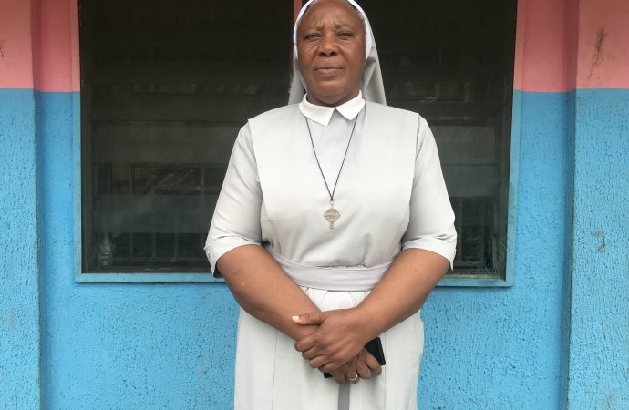 Sơ Matilda Iyang chụp ảnh bên ngoài tại Nhà trẻ em Mother Charles Walker vào ngày 7 tháng 10 năm 2020, tại tu viện Handmaids of the Holy Child Jesus ở Uyo, Nigeria. Kể từ khi mở nhà vào năm 2007, Iyang đã chăm sóc hàng chục trẻ em suy dinh dưỡng và vô gia cư từ các đường phố của Uyo; nhiều người trong số họ có gia đình tin rằng họ là phù thủy. (Nguồn: Valentine Iwenwanne / CNS)