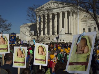 Những người ủng hộ cuộc sống tập trung gần Tòa án Tối cao Hoa Kỳ ở Washington vào ngày 19 tháng 1 năm 2018 (Ảnh: Tyler Orsburn / CNS)