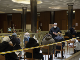 Đức Hồng y Konrad Krajewski, Chánh Sở Từ thiện của Đức Thánh Cha, hỗ trợ những người vô gia cư