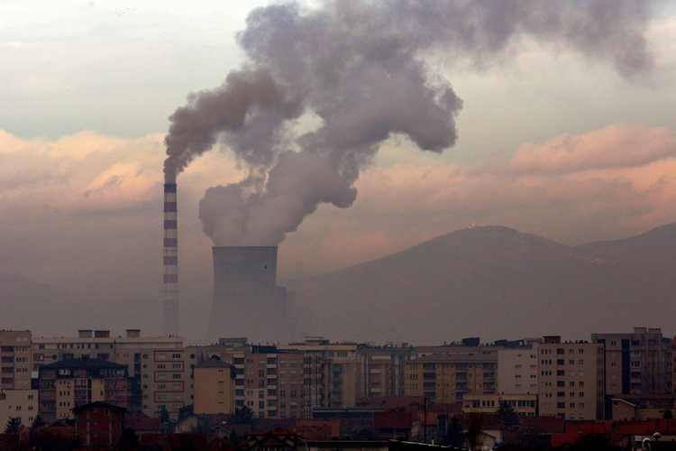 Khói bốc lên từ một nhà máy nhiệt điện than ở Obilic, Kosovo, ngày 18 tháng 11 năm 2019. Các nhà lãnh đạo Công giáo hoan nghênh Tổng thống Hoa Kỳ Joe Biden vào ngày 20 tháng 1 năm 2021, thông báo Hoa Kỳ sẽ tham gia lại hiệp định khí hậu Paris. (Ảnh CNS / Ognen Teofilovski, Reuters)